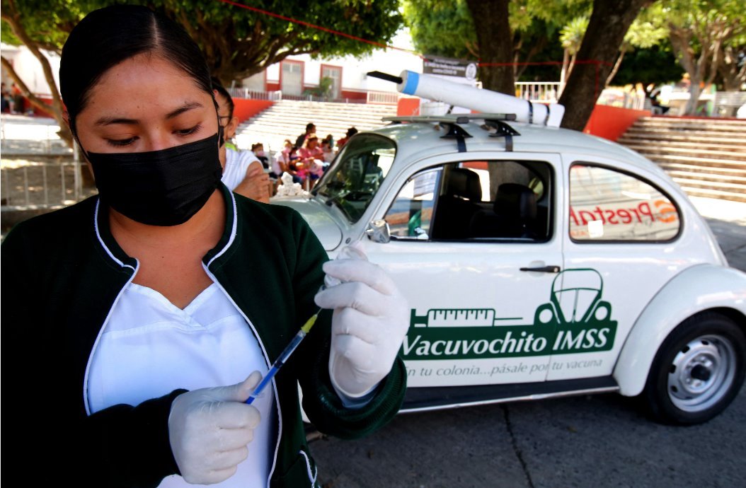 Vakcine AstraZeneke, koje su u ranim fazama imunizacije prodavana po ceni kotanja, davane su u brojnim siromanijim zemljama, kao na primer u meksikoj dravi Halisko, tokom napora da se dopre do naselja sa niskim prihodima/Getty Images