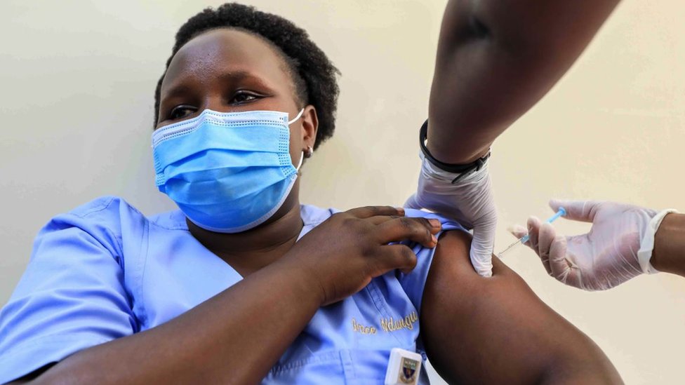 Vakcina AtraZeneke je bila dostupna irom sveta manje od godinu dana nakon to su druge zemlje, posle Kine, poele da uvode meru zakljuavanja, kao na primer u Keniji gde je ovaj zdravstveni radnik vakcinisan u martu 2021. godine/EPA